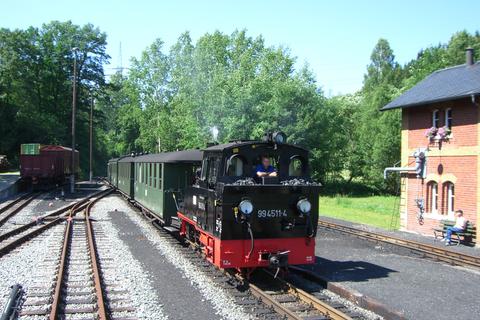 Der Personenzug mit 99 4511 erreicht den Bahnhof Steinbach.