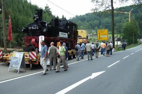 Mit einem Schild am Wasserkasten wirbt 99 1542-2 auch für einen Besuch bei der Preßnitztalbahn.