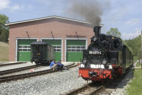 99 4511 wartet mit dem Pendelzug zum Bahnhof Jöhstadt an der Ausstellungs- und Fahrzeughalle.