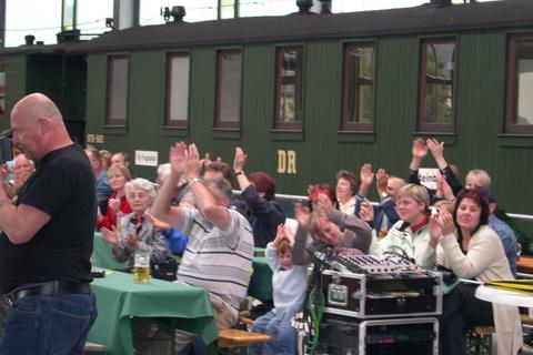 Begeisterter Einsatz der Besucher beim Konzert der „Schallies“ aus Großolbersdorf.