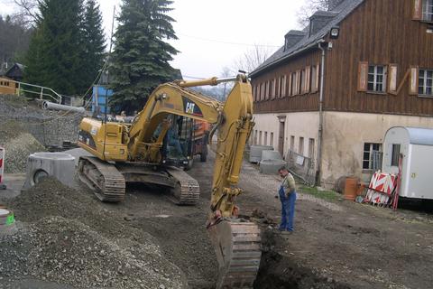 Vor der Einfahrt zur Fahrzeughalle beginnen die Arbeiten für den Weiterbau von Abwasser- und Regenwasserableitung der Jöhstädter Schlösselstraße in Verantwortung der Stadt Jöhstadt.