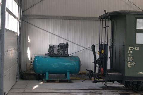 Der Luftkompresser für die künftige Druckluftversorgung in der Fahrzeughalle wurde bereitgestellt.