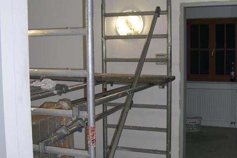 Gerüst im Treppenhaus des Mehrzweckgebäudes für die Tapezier- und Malerarbeiten, die in Regie des Vereins ausgeführt werden.