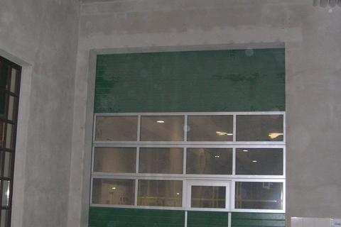 Blick auf das gedrehte Tor vom Fahrzeugstand im Mehrzweckgebäude zur Fahrzeughalle.