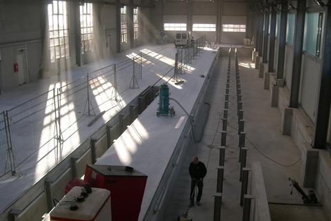 In der Arbeitsgrube Gleis 3 wird die Betonoberfläche abgeschliffen, um die Beschichtung ausführen zu können.