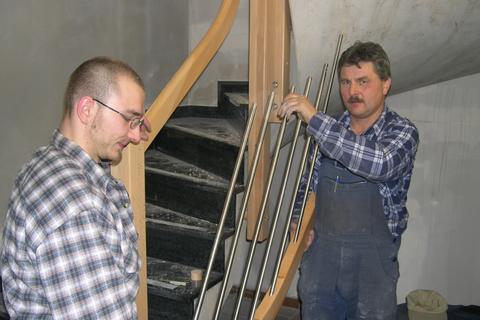 Handwerker der Fa. DIETEL aus Schmalzgrube bei der Montage des Treppengeländers.