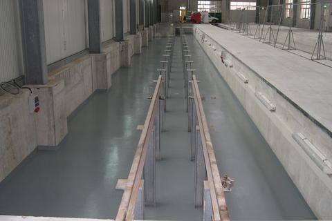 Die Beschichtung der Fußbodenoberfläche der großen Arbeitsgrube Gleis 3 ist fertiggestellt.