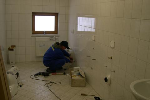 Montage der Sanitärinstallationen im Besucher-WC im Mehrzweckgebäude.