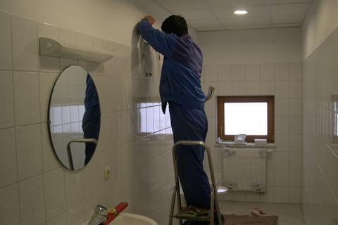 Montage der Sanitärinstallationen im Besucher-WC im Mehrzweckgebäude.