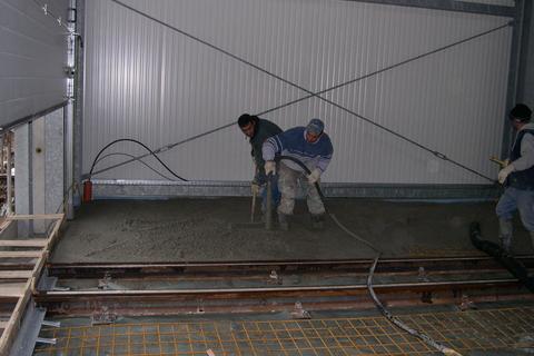 Am kurzen Fußbodenabschnitt am Gleis 3 wird mit dem Einbringend es Fußbodenbetons begonnen. (10.30 Uhr)