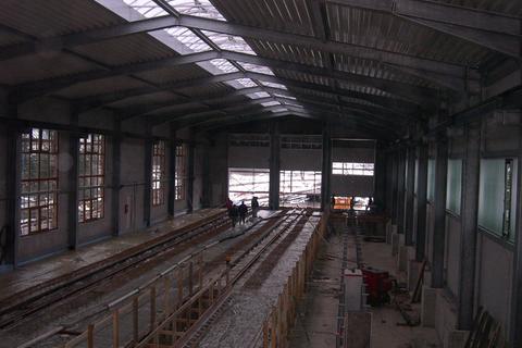 Blick vom Mehrzweckgebäude zu den Betonierarbeiten in der Fahrzeughalle. Alles vorbereitet für den Start in einen langen Betontag.