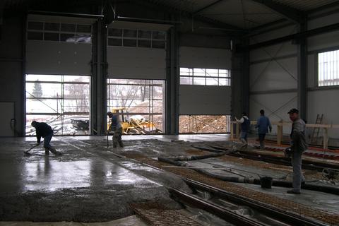 Die ersten Betonflächen des künftigen Hallenfußbodens werden sichtbar. (12.00 Uhr)