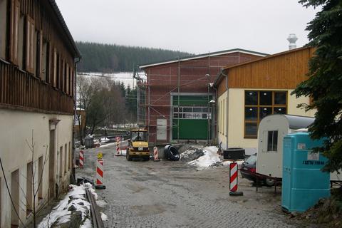 Blick von der Zufahrt von der Schlösselstraße zur Ausstellungs- und Fahrzeughalle.