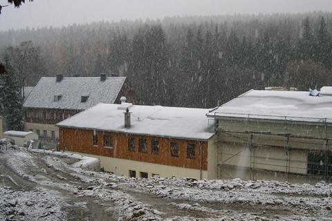 Am Nachmittag kehrte der Winter ins Erzgebirge ein. Die „schneefreie Periode“ seit dem letzten Schneefall am 23.Mai ist damit vorbei, alle Arbeiten an der Baustelle werden nun vom Winter beeinflusst.