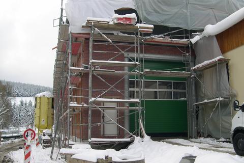 Reichlich Schnee ist in den beiden letzten Tagen auf der Baustelle gefallen, so dass die Arbeiten an der Klinkerfassade nicht so zügig wie gewünscht voranschreiten.