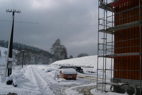 Winter im Erzgebirge, so imposant die Landschaft jetzt auch aussieht, für den weiteren Bauablauf ist es doch eine ganz schöne Behinderung.