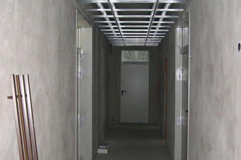 Im Erdgeschoßflur des Mehrzweckgebäudes ist der Unterbau für die abgehängte Decke eingebaut.