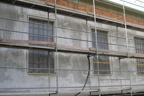 Vorbereitung der Fensterlaibung und Faschen für die Arbeiten am Deckputz am Mehrzweckgebäude.