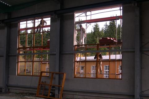 Parallel zum Einbau der Fensterrahmen laufen die Arbeiten an der Klinkerfassade weiter.