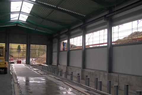 Blick durch die Halle, mit eingebrachtem Unterbeton für das Gleis 2.
