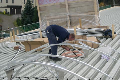 Auf dem Dach werden die RWA-Kuppeln montiert.