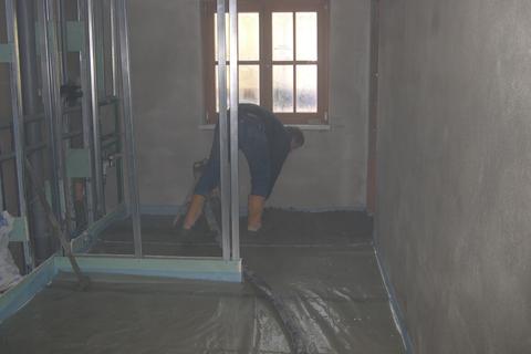 Estricharbeiten im Sanitärraum im Mehrzweckgebäude.