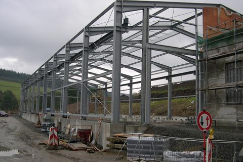 Die Stahlkonstruktion der Fahrzeughalle vom Paschweg aus gesehen, in wenigen Tagen wird dies durch die Wandelemente nicht mehr sichtbar sein.