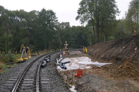 Blick auf die Arbeiten am Gleisplanum vom Streckengleis aus in Richtung Jöhstadt.