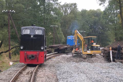 Arbeitszugeinsatz mit V10c 199 008 und 199 009 zum Ausbringen der Schienen für den Bau des Anschlussgleises.