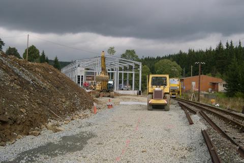 Arbeiten am Planum der Gleisanlage vor der Ausstellungs- und Fahrzeughalle.