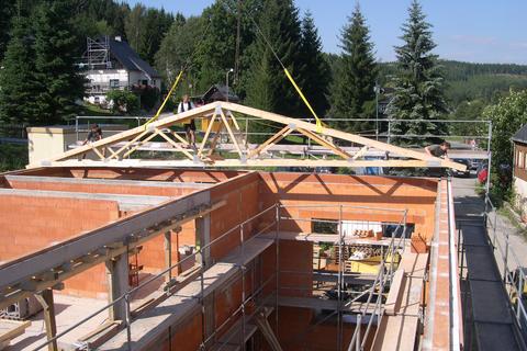 Aufsetzen und Positionieren des zweiten Giebel-Dachbinders auf dem Ringanker.