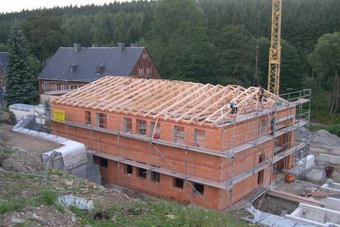 Das Dach ist „gefüllt“, alle Dachbinder sind aufgesetzt.
