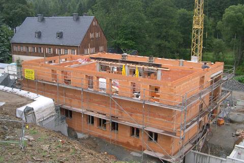 Der Rohbau des Mehrzweckgebäudes ist fast fertig, das Betonieren des Ringankers als Auflager für die Dachbinder ist in Vorbereitung.