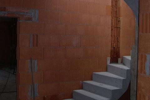 Die Treppe ist eingesetzt, dazu wurden in den aufgemauerten Seitenwänden Schlitze eingearbeitet, die die Führung des Treppenelementes aufnahm.