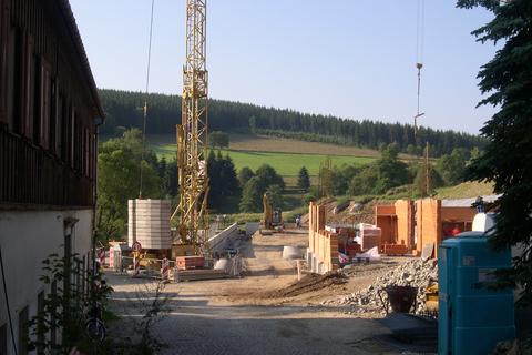 Blick von der Einfahrt an der Schlösselstraße auf das Baugelände.