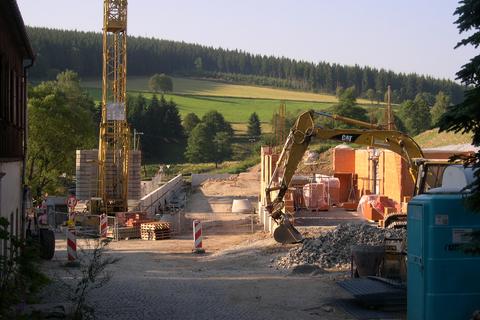 Blick von der Einfahrt an der Schlösselstraße in Richtung der Baustelle.