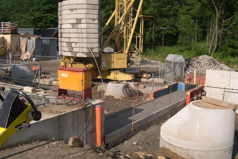 Der Unterbau für das Fundament der Hallenwand, in der künftig ein Einfahrtor für das Gleis 1 eingebaut wird, wird aufgebaut.