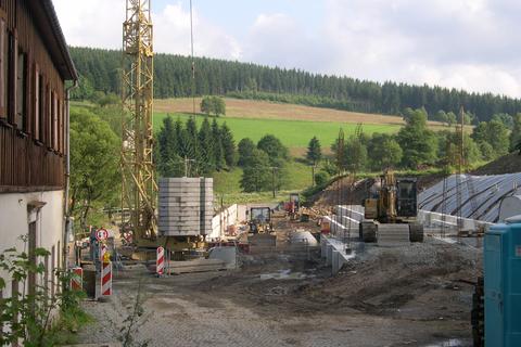 Blick von der Zufahrt an der Schlösselstraße auf die Baustelle.