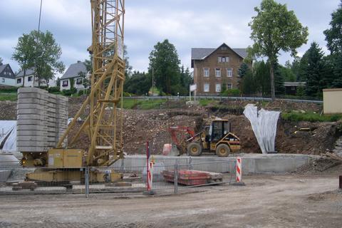 Blick auf das Fundament des Mehrzweckgebäudes vom Schwarzwasser aus. In wenigen Tagen wird hier das Mauerwerk hochgezogen.