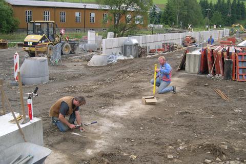 Vorbereitungen für den Aufbau der Fundamentverschalung auf dem Unterfundament für die Wand des Mehrzweckgebäudes.