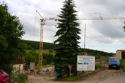 Am neuen Standort begrüßt der Baukran jetzt die Autofahrer aus Richtung Steinbach, da er genau in der Mitte des Paschweges aufgestellt wurde.