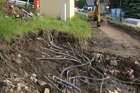 Wegen dieser unerwarteten Kabel konnte erst nach Neuverlegung der Energieversorgungsleitungen die Geländebereinigung für das Mehrzweckgebäude beginnen.