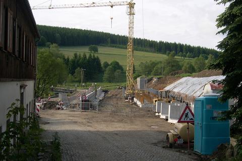 Blick vom Einfahrtsbereich an der Schlösselstraße auf die Baustelle.