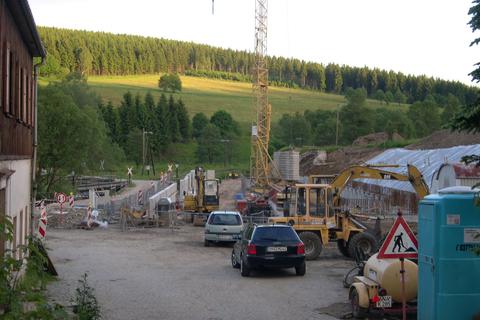 Blick von der Einfahrt von der Schlösselstraße auf das Baugelände.