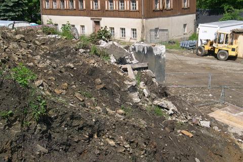 Schon ist die ehemalige „Wasserkammer“ der Wasserkraftanlage nur noch ein Trümmerhaufen, bald ist es gänzlich verschwunden.