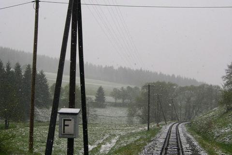 Streckenfernsprecher in Höhe des künftigen Einfahrtbereichs in die Halle … mit Schneetreiben.
