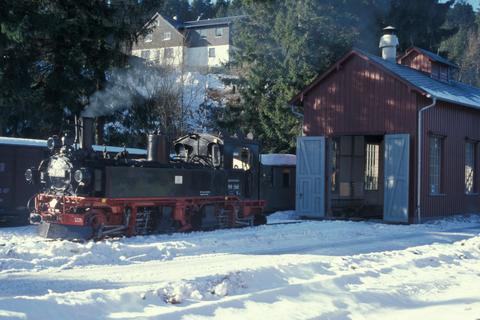 Die 99 1568-7 der Preßnitztalbahn im tief verschneiten Bahnhofsgelände von Carlsfeld.
