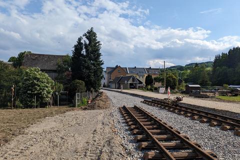 Bis zur Einbauposition der Ausfahrweiche in Richtung Steinbach sind die Gleisjoche ausgelegt.