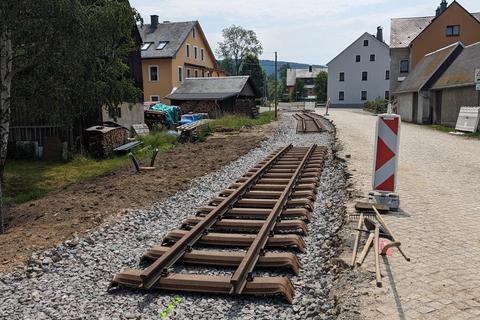 Zwischen dem Platz für die Einfahrweiche aus Richtung Steinbach und dem Bahnübergang Wiesenweg liegen bereits drei Gleisjoche ausgelegt.