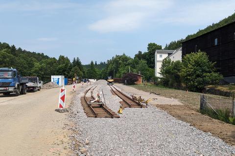Der südliche zweigleisige Abschnitt im Bahnhof hat inzwischen ausgelegte Gleise bekommen und mit dem Einschottern wurde ebenfalls bereit begonnen.